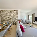 Brightness With Pool By Homing וילה וילהמורה